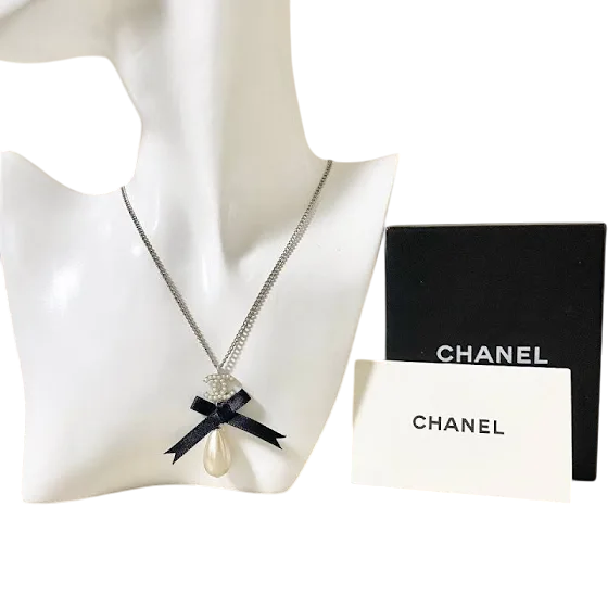 CHANEL CC DANGLE PEARL PENDANT NECKLACE
