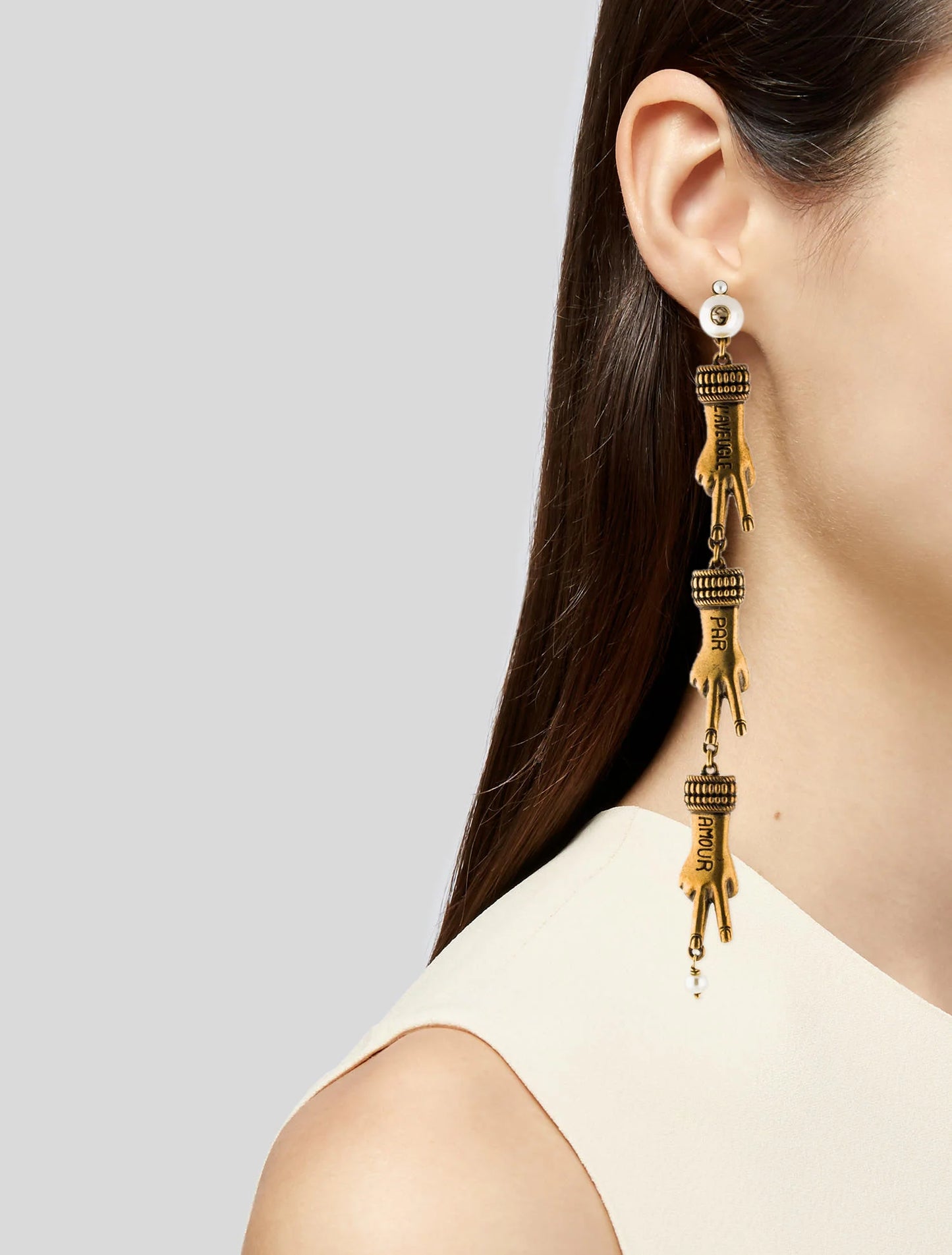 GUCCI GG FAUX PEARL L’AVEUGLE PAR AMOUR HAND 
EARRINGS