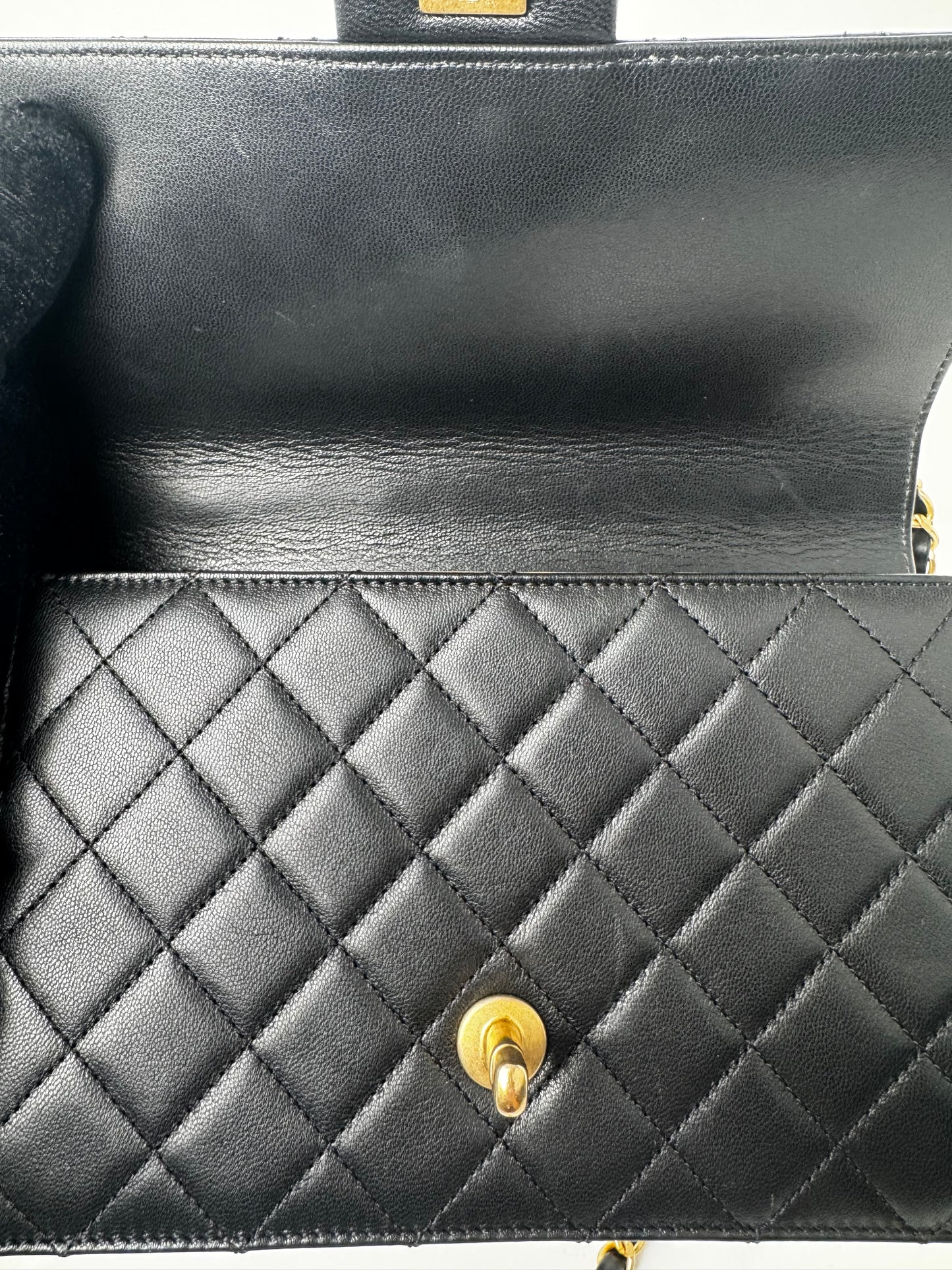 CHANEL CC BLACK SMALL CHIC PEARL FLAP