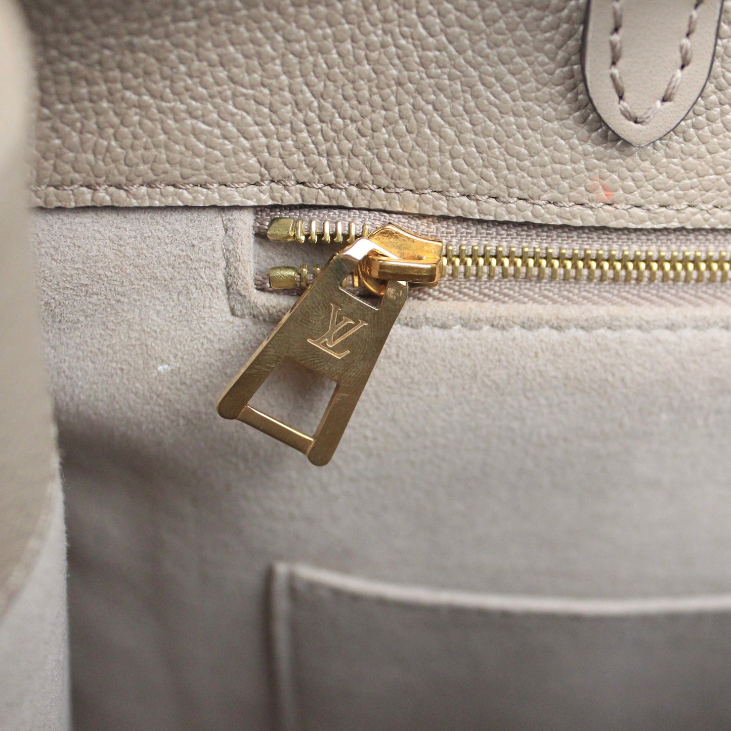 LOUIS VUITTON ON THE GO MM