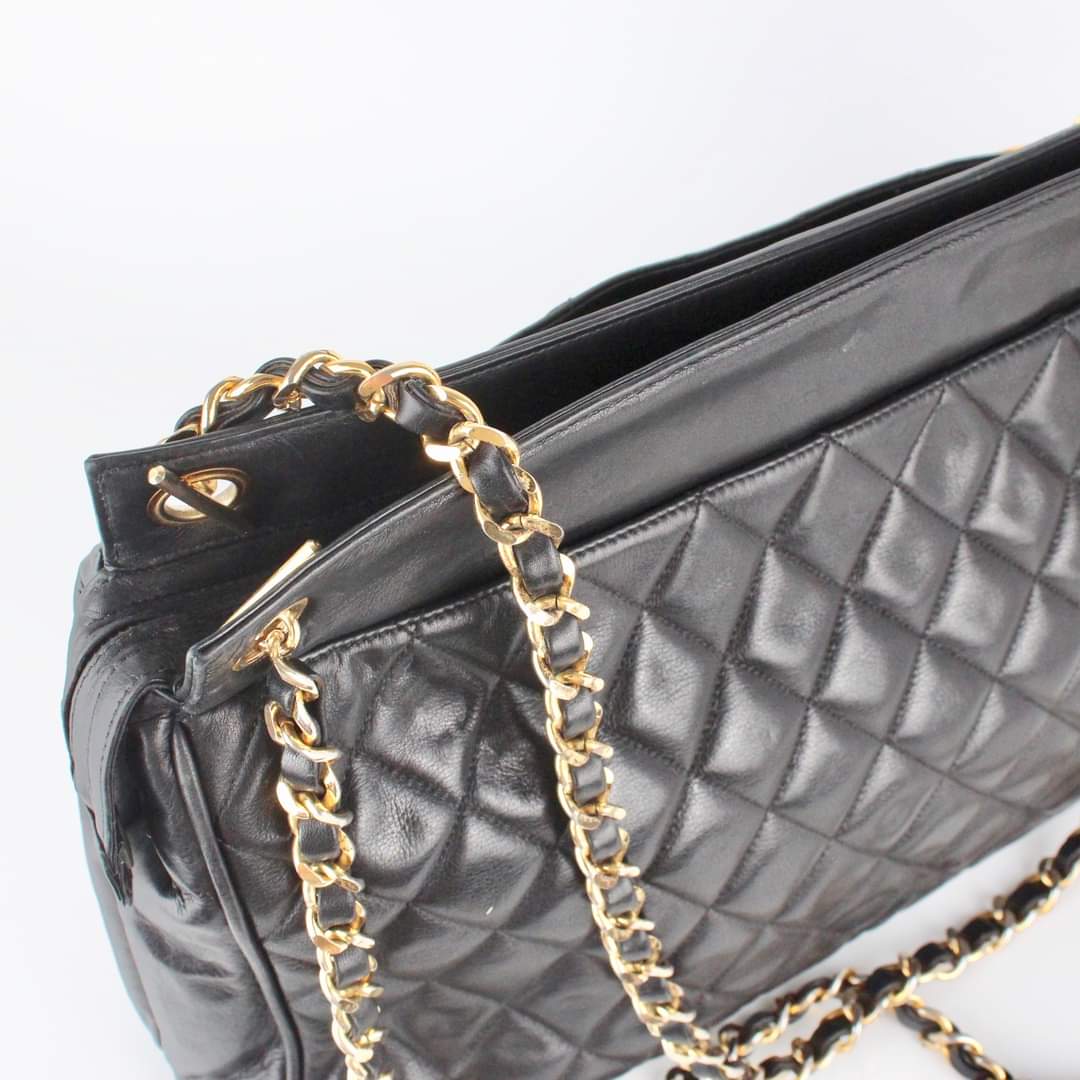 CHANEL Chic Tote