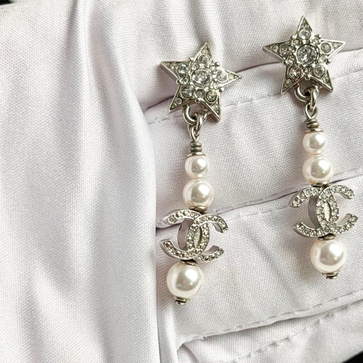 CHANEL CC DROP PEARL EARRINGS WITH CRYSTALS