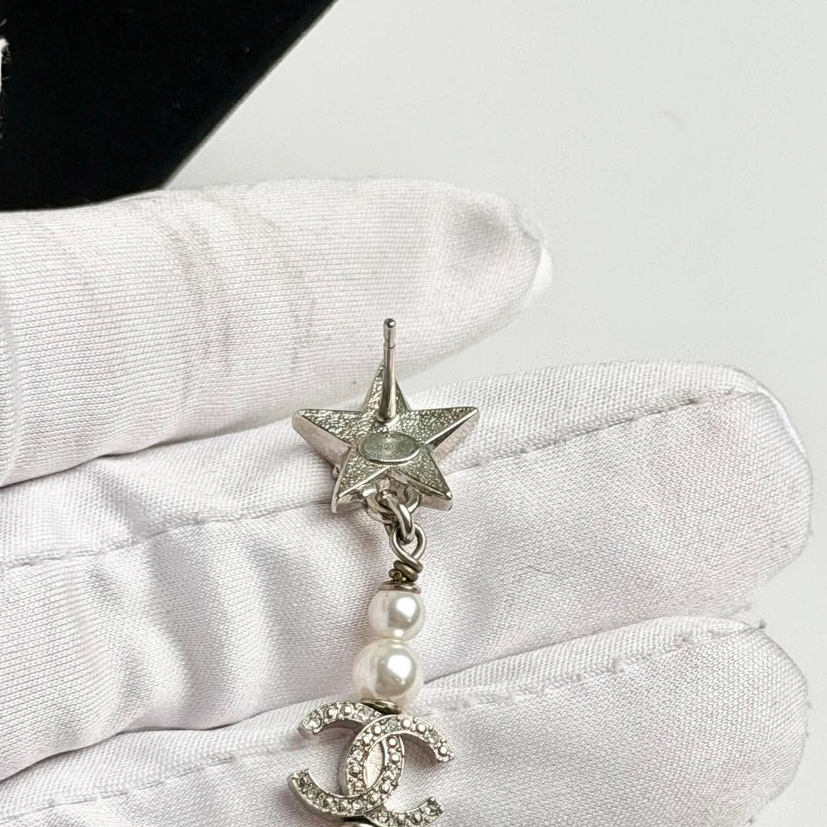 CHANEL CC DROP PEARL EARRINGS WITH CRYSTALS