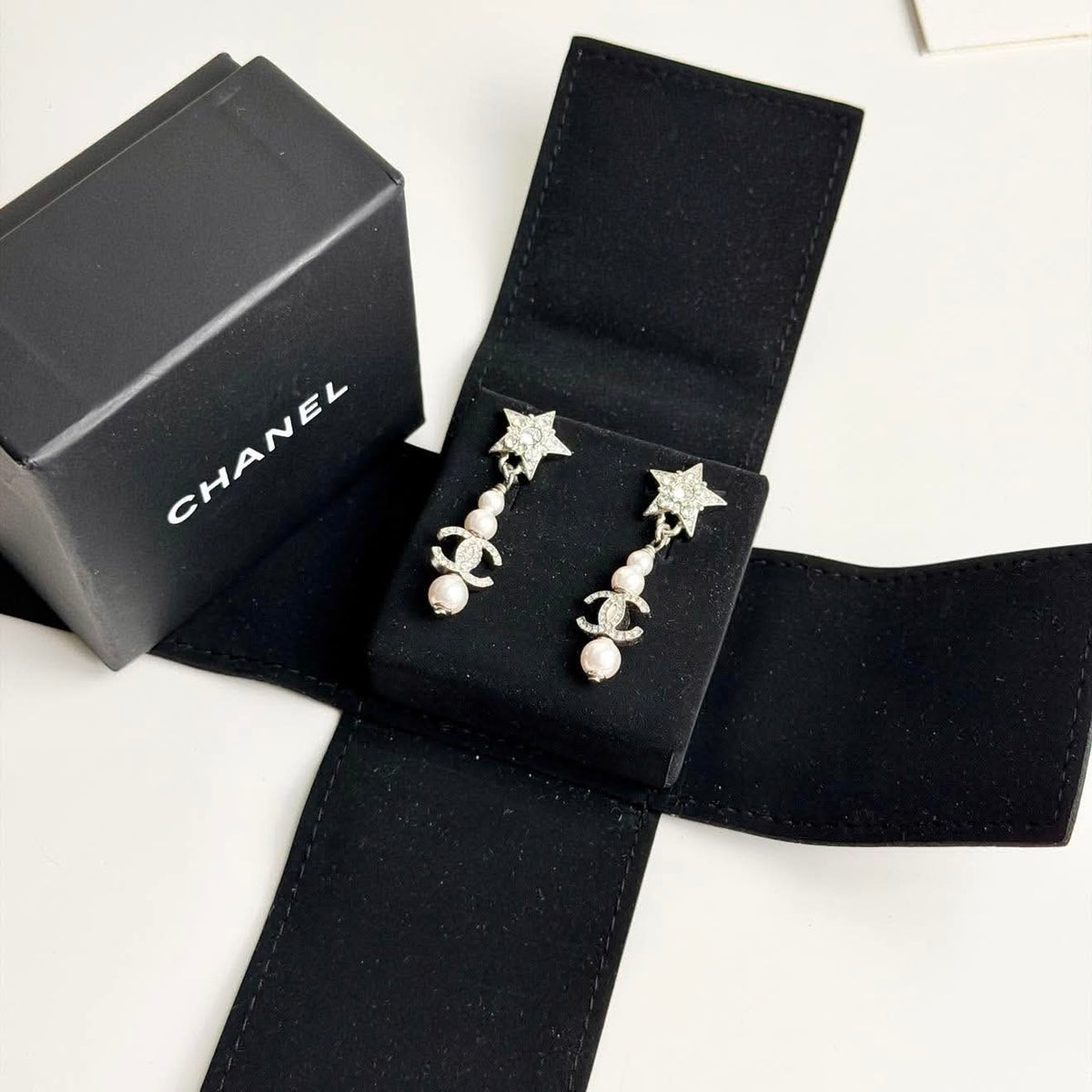 CHANEL CC DROP PEARL EARRINGS WITH CRYSTALS
