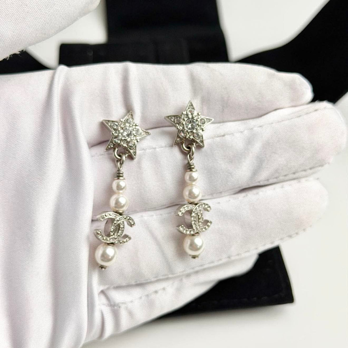 CHANEL CC DROP PEARL EARRINGS WITH CRYSTALS