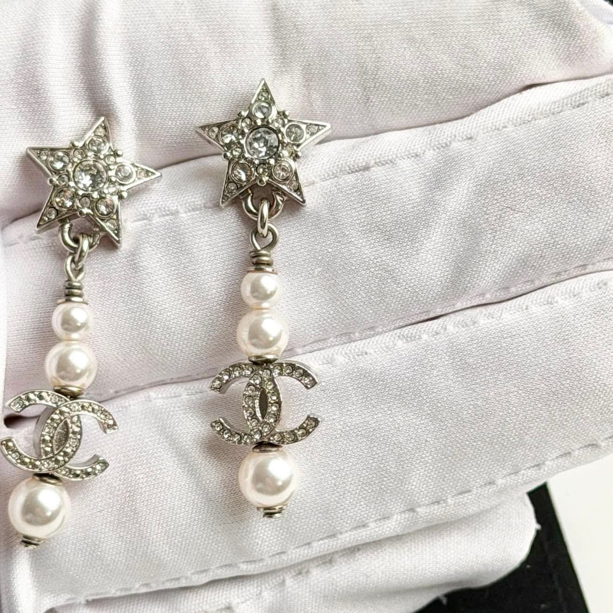CHANEL CC DROP PEARL EARRINGS WITH CRYSTALS