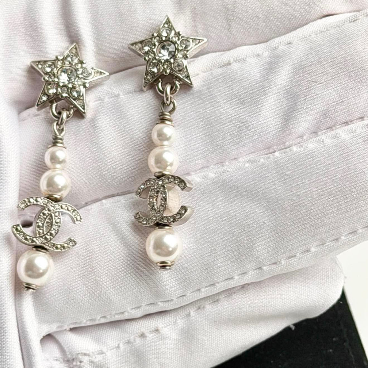 CHANEL CC DROP PEARL EARRINGS WITH CRYSTALS