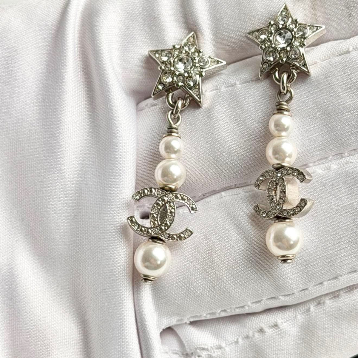 CHANEL CC DROP PEARL EARRINGS WITH CRYSTALS